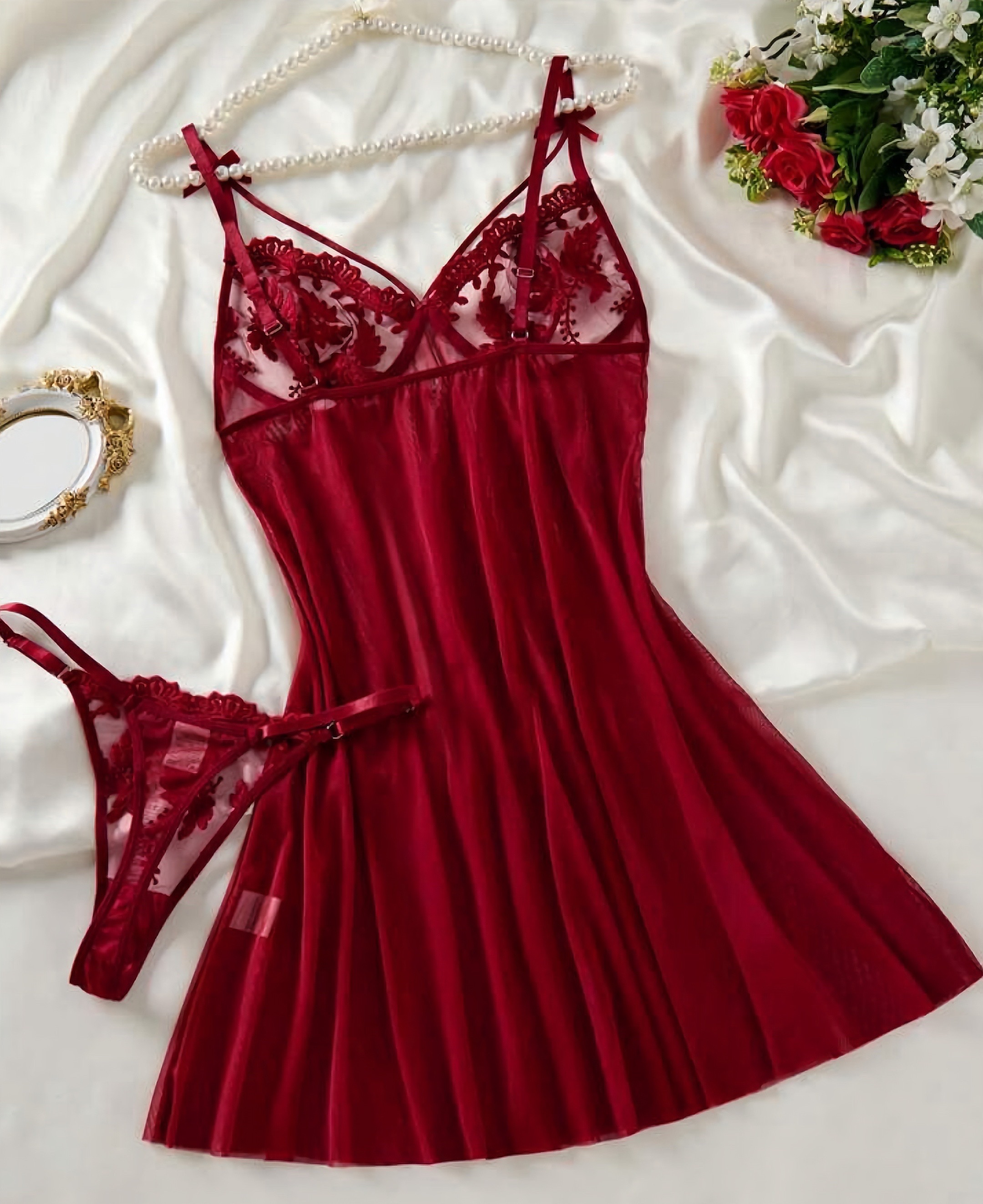 ثوب نوم أنيق وجذاب للسيدات مكون من قطعتين باللون الأحمر ، بصدرية مطرزة بفيونكة ناعمة وراحة للاستخدام المنزلي، مناسب لجميع الفصول