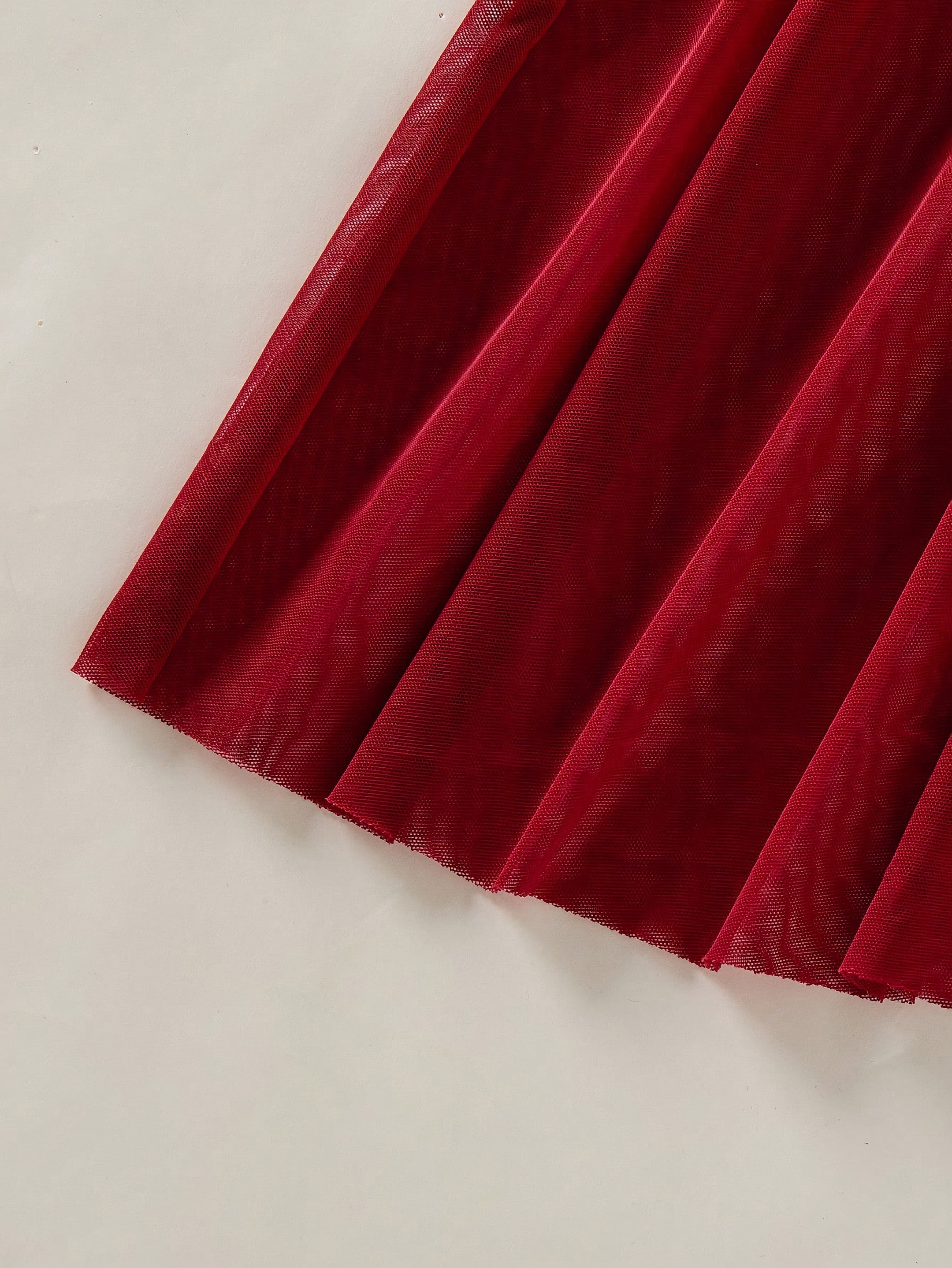 ثوب نوم أنيق وجذاب للسيدات مكون من قطعتين باللون الأحمر ، بصدرية مطرزة بفيونكة ناعمة وراحة للاستخدام المنزلي، مناسب لجميع الفصول