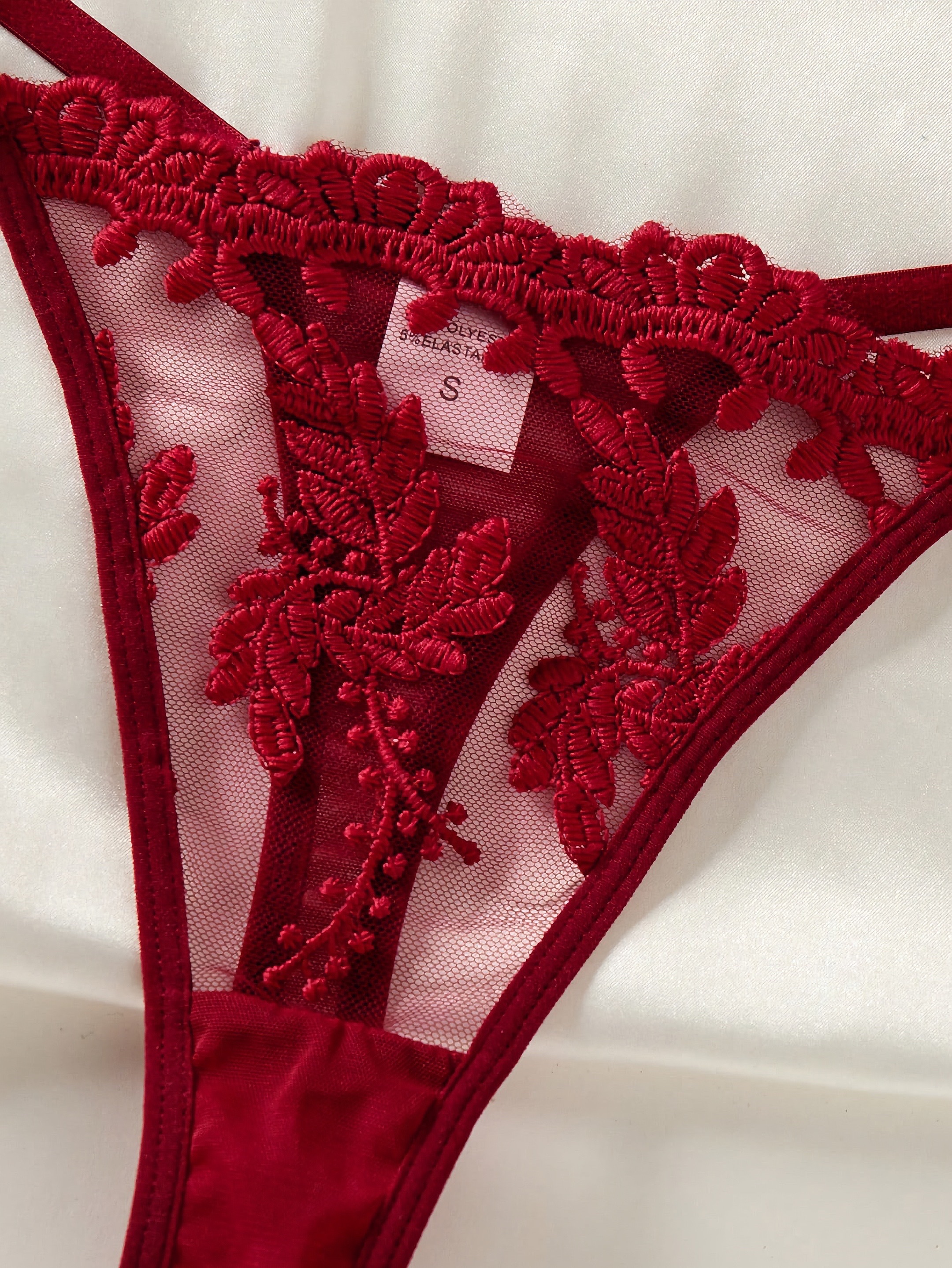 ثوب نوم أنيق وجذاب للسيدات مكون من قطعتين باللون الأحمر ، بصدرية مطرزة بفيونكة ناعمة وراحة للاستخدام المنزلي، مناسب لجميع الفصول